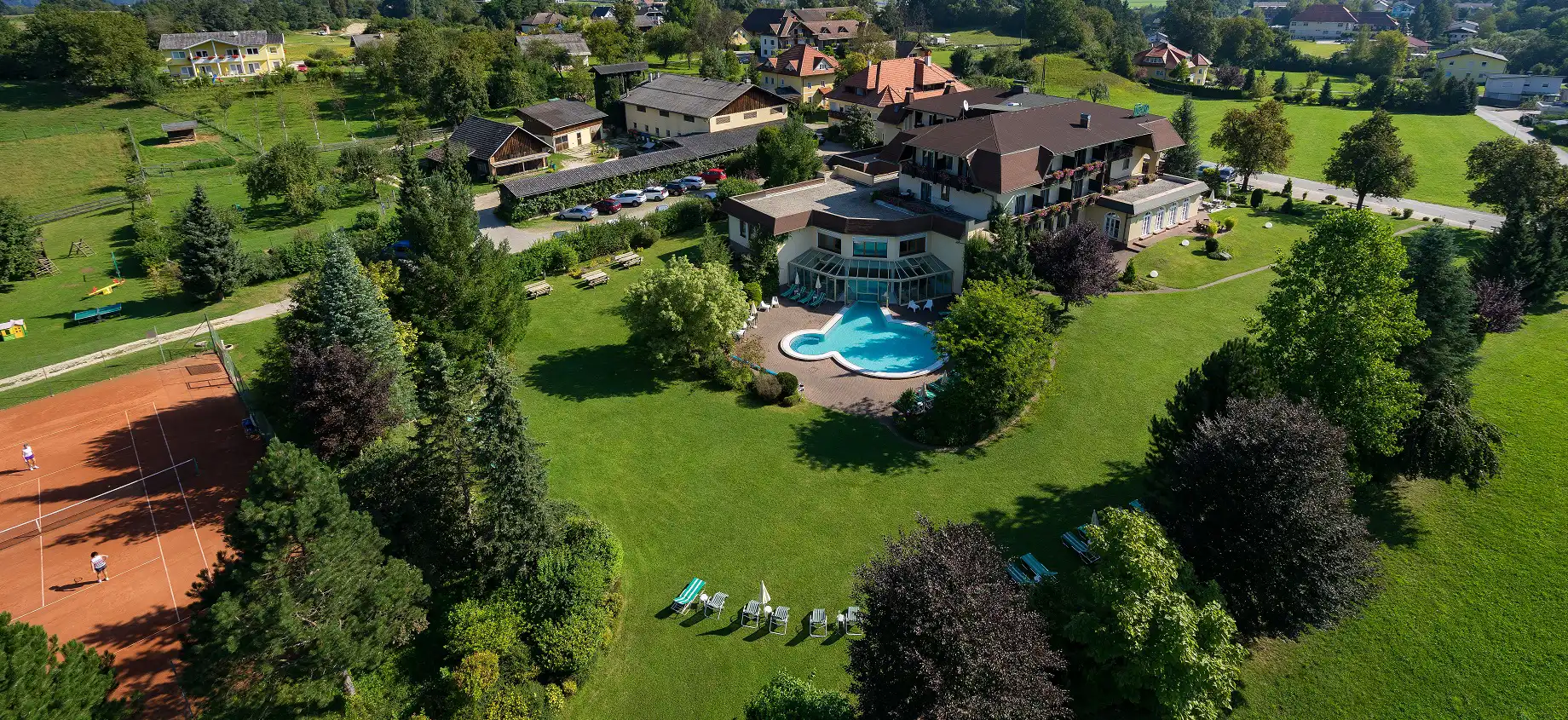 Hotel Marko Klopeiner See Luftaufname mit Pool und Tennisplatz